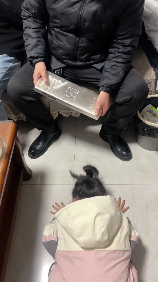 山東有舅舅搬重15公斤銀磚給外甥女做壓歲錢成為佳話。