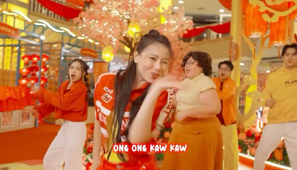 大馬賀年新歌不斷重覆「Ong Kaw Kaw」，被指是與廣東粗口諧音，成為熱話。IG@Bungkus Kaw Kaw