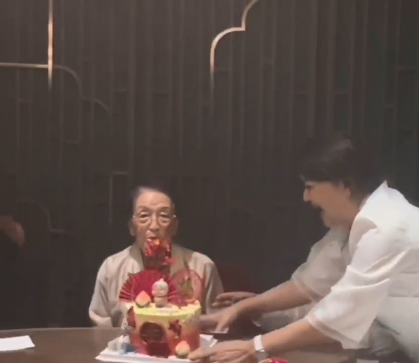 何志平的媽媽今年已經100歲，但吹蠟燭都可以見到她中氣十足。