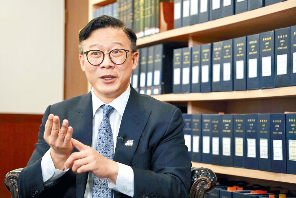 張國鈞感謝中央政府及特區政府對他的信任,有幸獲委任為「首位」律政司副司長。