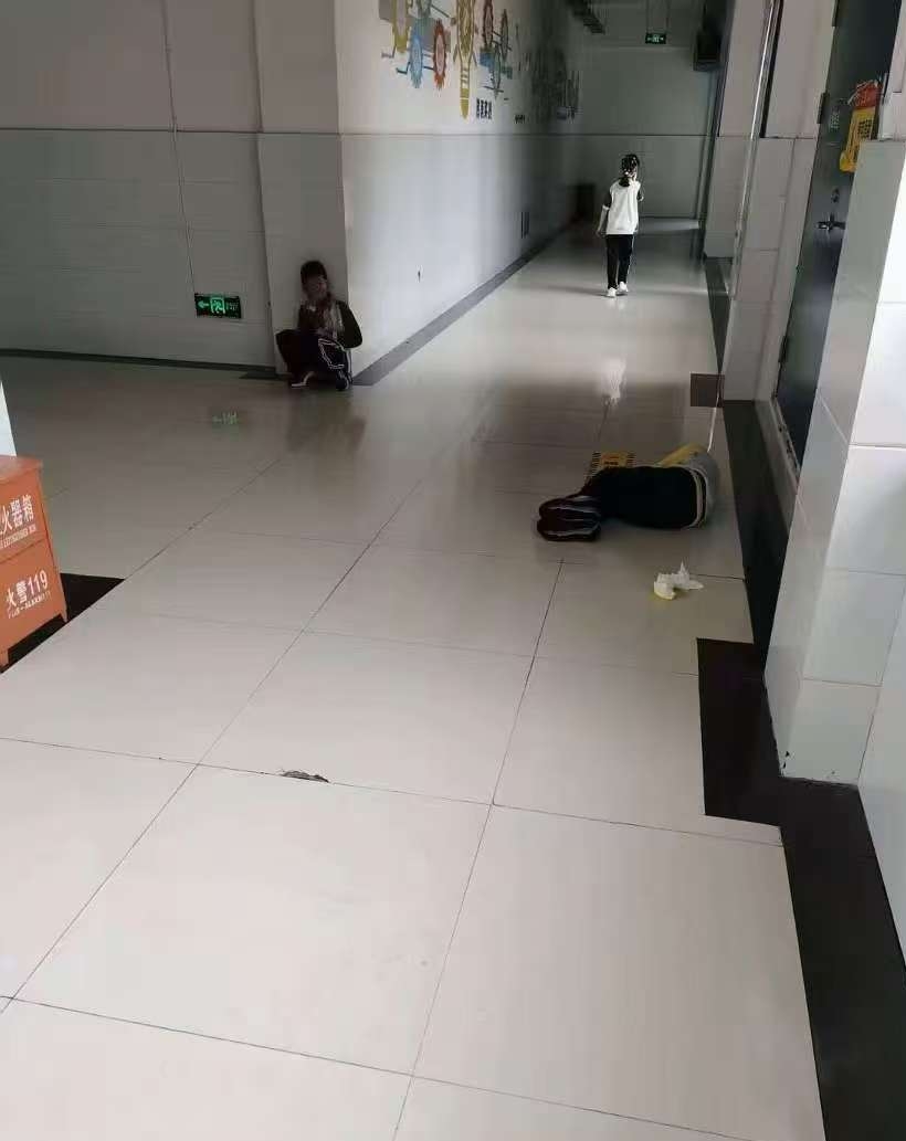 山東一學校爆集體食物中毒,學生躺臥在走廊。 山東一學校爆集體食物中毒,學生躺臥在走廊。
