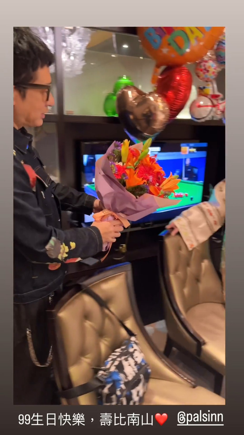 單立文向母親遞上花束。