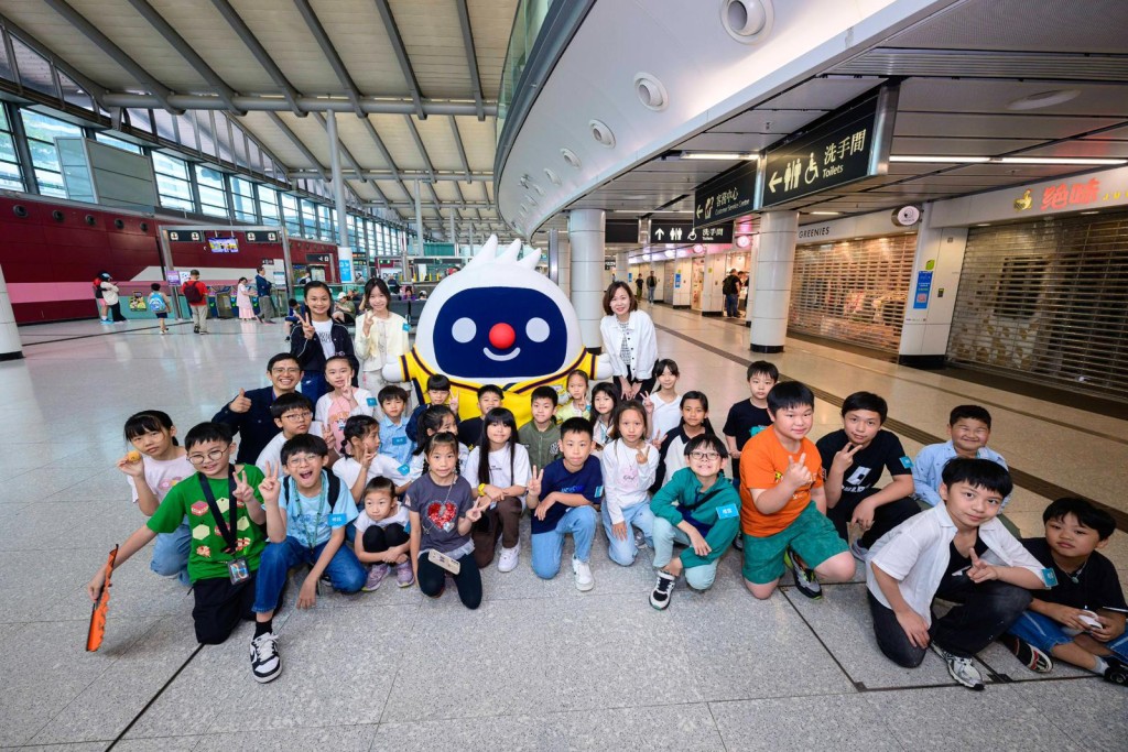 港鐵公司行政總裁楊美珍早前與50位來自不同地區的兒童及鐵路迷,一同慶祝鐵路展重新開幕。 港鐵公司行政總裁楊美珍早前與50位來自不同地區的兒童及鐵路迷,一同慶祝鐵路展重新開幕。