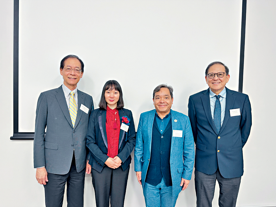 研資局前日在恒大展出27個成功獲得撥款的「教員發展計劃」研究項目，唐偉章（左一）及莫家豪（右二）均有出席。