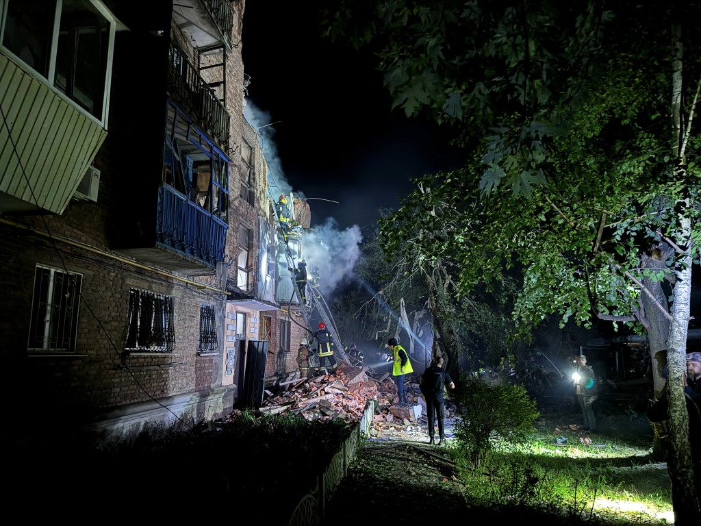 俄軍加強襲擊哈爾科夫，有住宅大樓中彈，消防員灌救。路透社