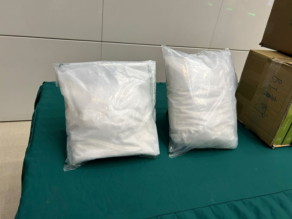 海關檢獲27600支懷疑私煙及5.7公斤懷疑氯胺酮。曾志恒攝 海關檢獲27600支懷疑私煙及5.7公斤懷疑氯胺酮。曾志恒攝