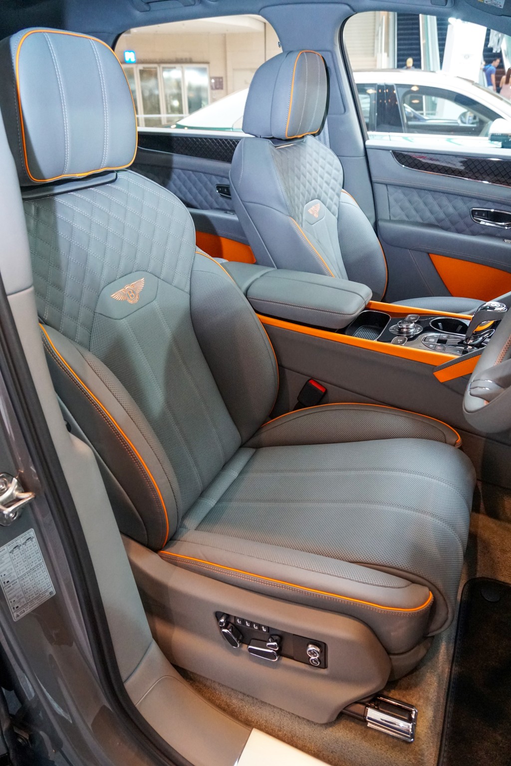 Bentley HK-DCH舉辦The Touch of Mulliner Exhibition:車外橙飾點綴也延伸入內,形成強烈視覺對比。