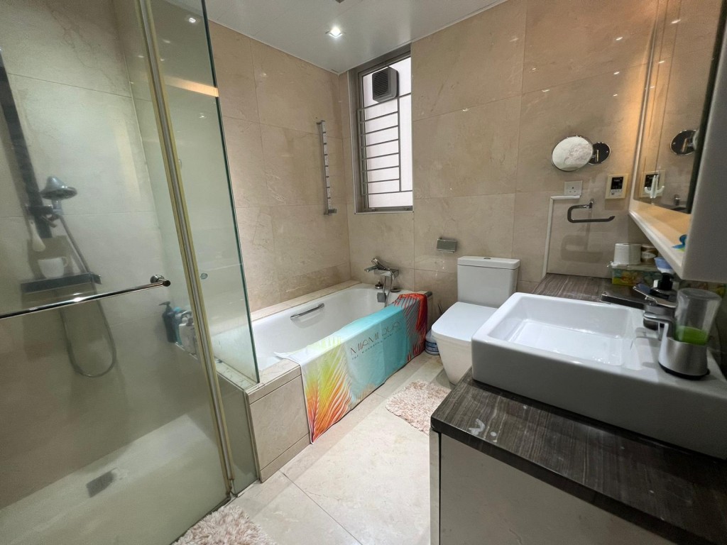 浴室空間寬闊，兼備浴缸及獨立淋浴間。