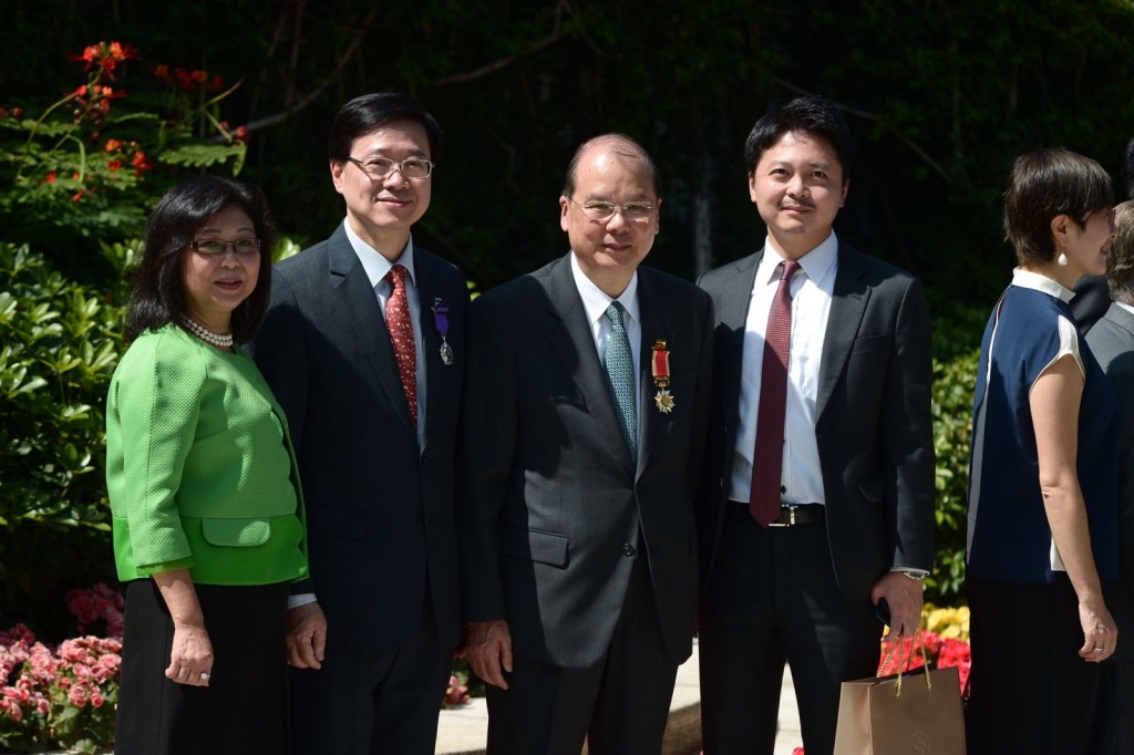 張建宗(右二)獲頒大紫荊勳章。