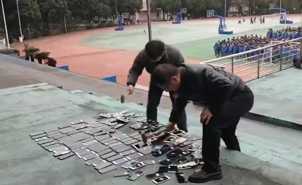 教師砸毀沒收回來的學生手機備受批評。
