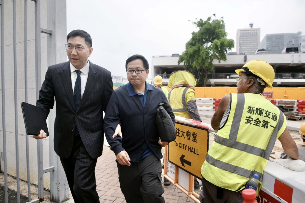 宏福苑時任業主立案法團主席徐滿柑（右）。