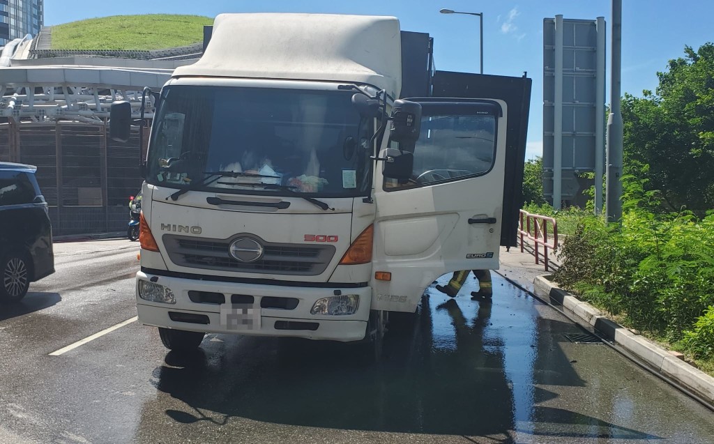 中環貨車行駛時自焚。