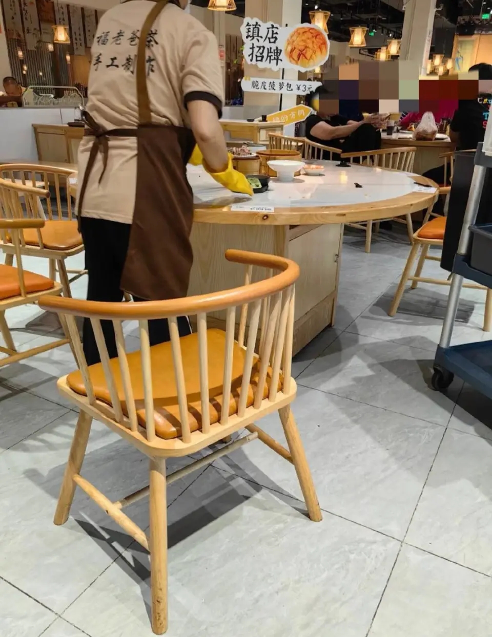 海口餐廳正清理明星剩飯。 海口餐廳正清理明星剩飯。