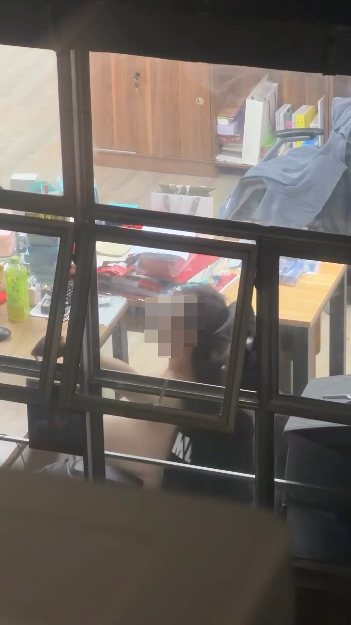 男子將煙頭拋出窗外。Threads@adamccf片段截圖