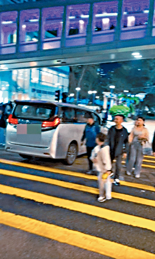 七人车强行在行人辅助线掉头。