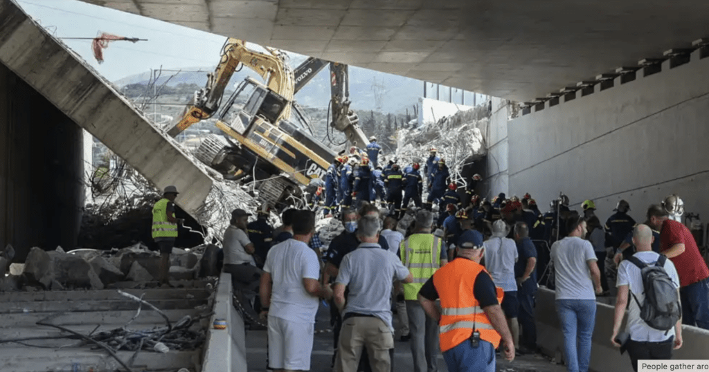 从镜头可见,倒塌的桥梁变成颓坦败瓦。路透社