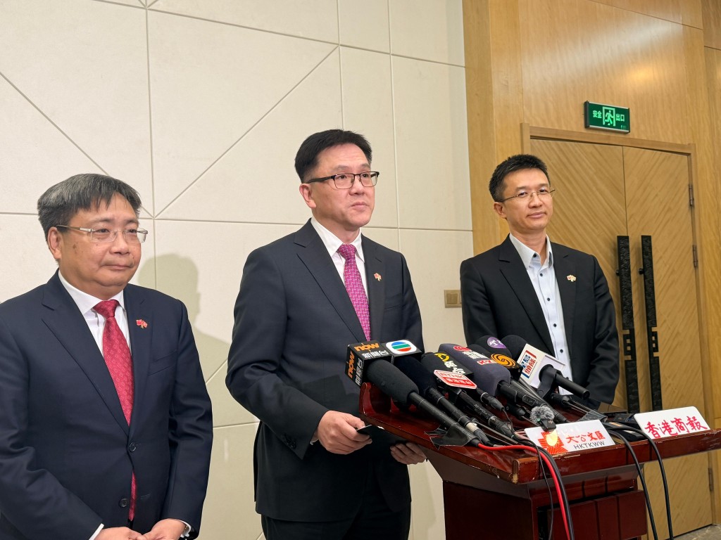 创新科技及工业局局长孙东率团抵达甘肃酒泉，准备为香港载荷专家黎家盈送行。 郭咏欣摄