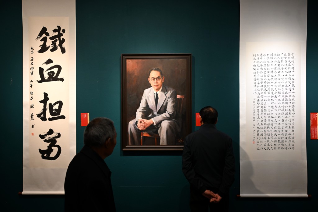 市民参观《吴石像》(油画)等作品。中新社 市民参观《吴石像》(油画)等作品。中新社