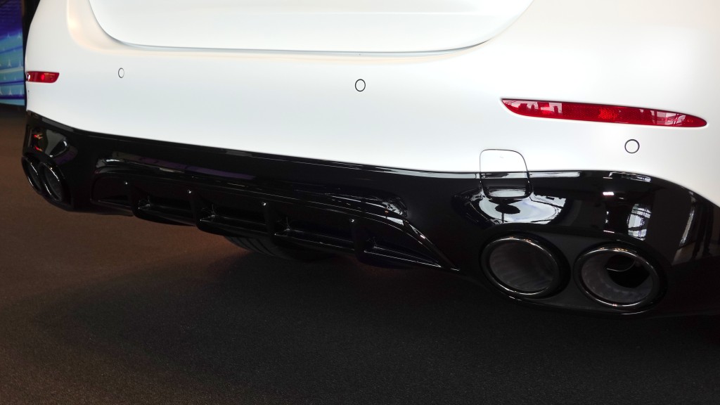 平治Mercedes-AMG E 53 HYBRID 4MATIC+登場：連同擴闊11mm頭沙板、擁有擴散器的AMG後裙及左右四出式圓形尾喉裝飾，觀感強銳富霸氣。