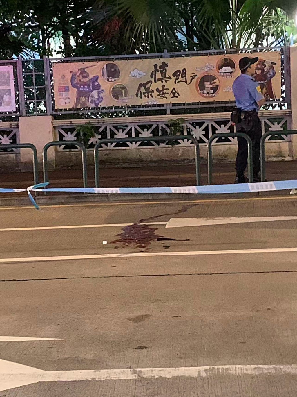 現場遺下大灘血漬。 現場遺下大灘血漬。
