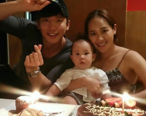 奇太映與老婆柳真，以及大女露熙。