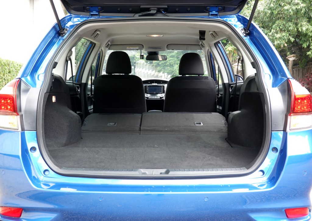 ●旅行車尾箱空間大，把後座向前翻摺可擴展儲物量。
