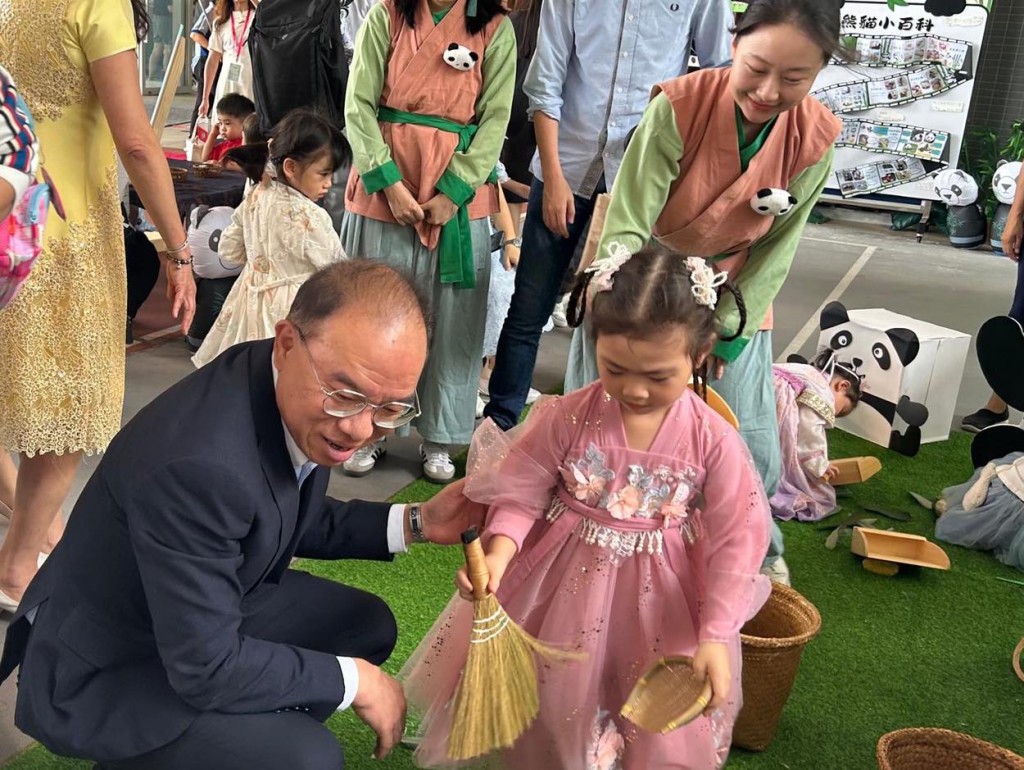 不少出席嘉年華的幼兒和家長身著漢服。政制局fb