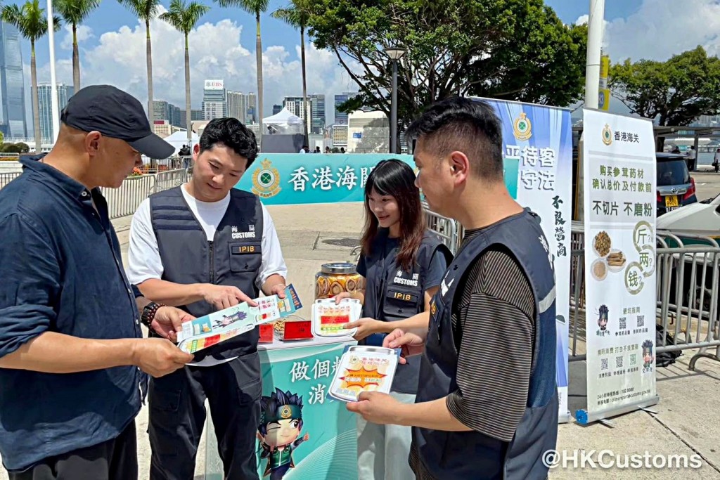 海關在全港多個旅遊購物熱點加強巡查及宣傳。海關提供 海關在全港多個旅遊購物熱點加強巡查及宣傳。海關提供