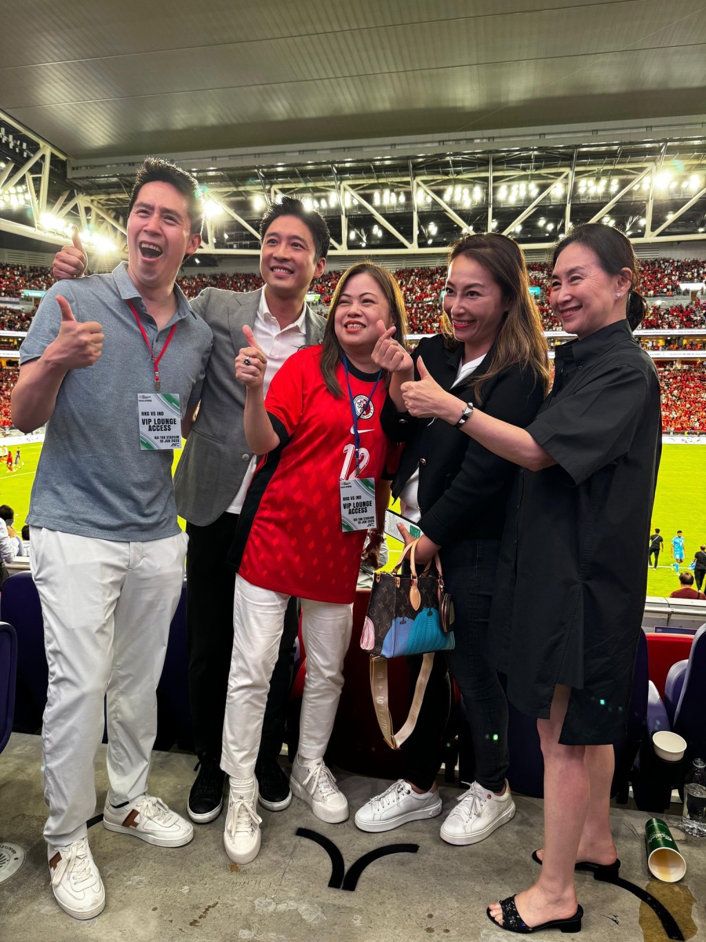 羅淑佩親自入場、身穿港隊球衣支持港隊。羅淑佩fb 羅淑佩親自入場、身穿港隊球衣支持港隊。羅淑佩fb