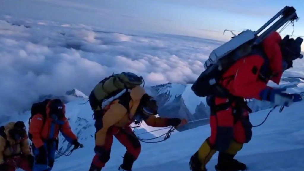 18名国家科考队员成功登上卓奥友峰顶 。新华社