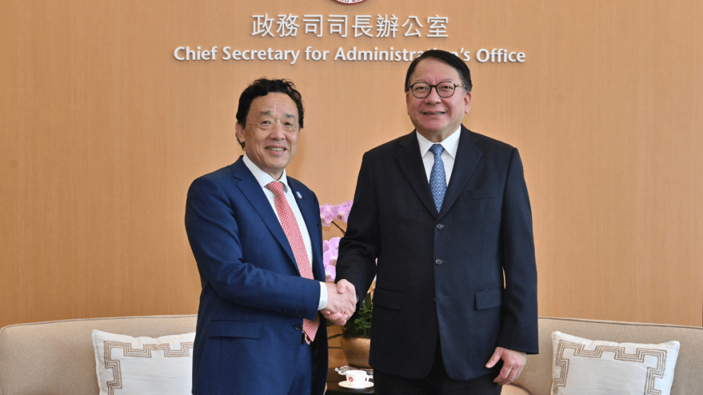 署理行政長官陳國基(右)今日(二月十日)與到訪香港的聯合國糧食及農業組織總幹事屈冬玉博士(左)會面。