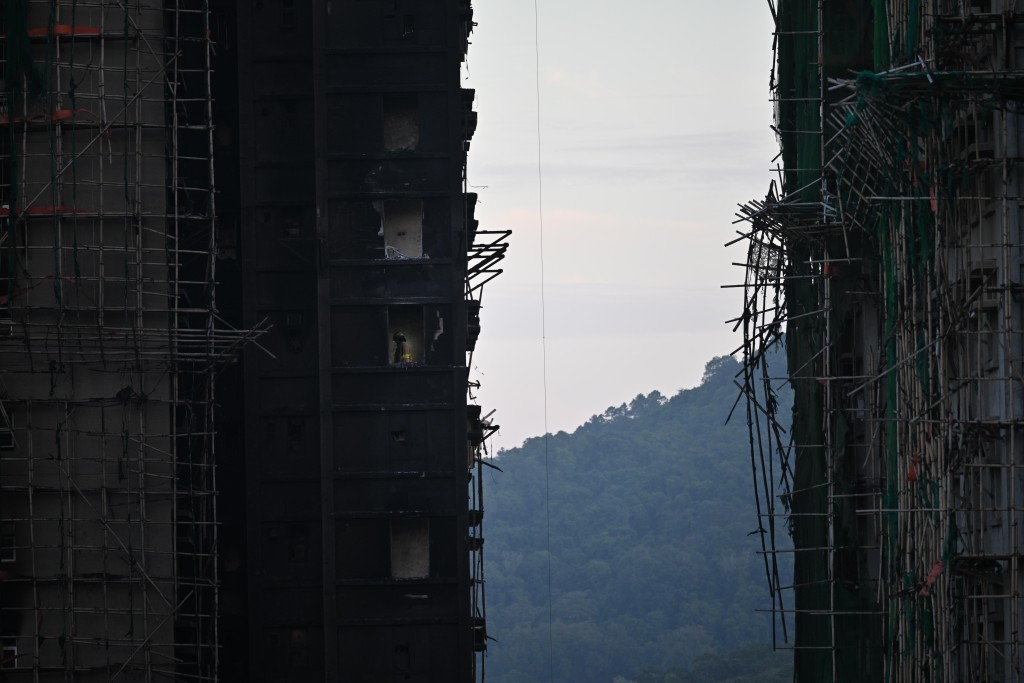 宏福苑大火禍延7幢大廈，逾千戶居民流離失所。蘇正謙攝