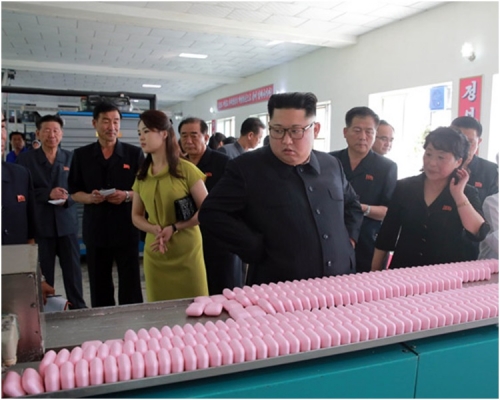 金正恩與李雪主到新義州的全國最大規模化妝品工廠視察。朝中社
