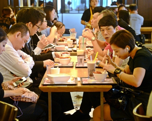 政府與餐飲業合作推廣減少使用即棄塑膠餐具。資料圖片