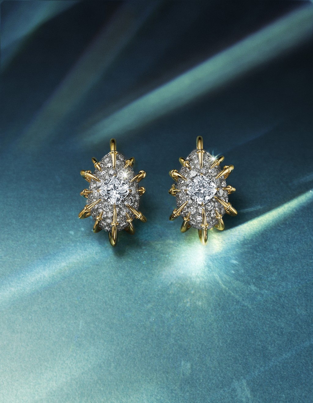 Apollo鉑金及18K黃金鑽石耳環，中央兩顆鑽石總重逾3卡。