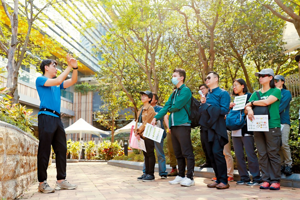 在科學園的實地考察中，國際樹木學會香港分部的專家向公眾講解城市樹木護理要點，並分享以目測法檢查樹木的基礎知識。