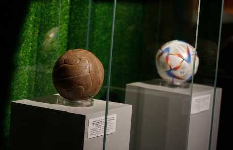 同場展出1930年首屆烏拉圭世界盃及2022年卡塔爾世界盃所使用的足球。