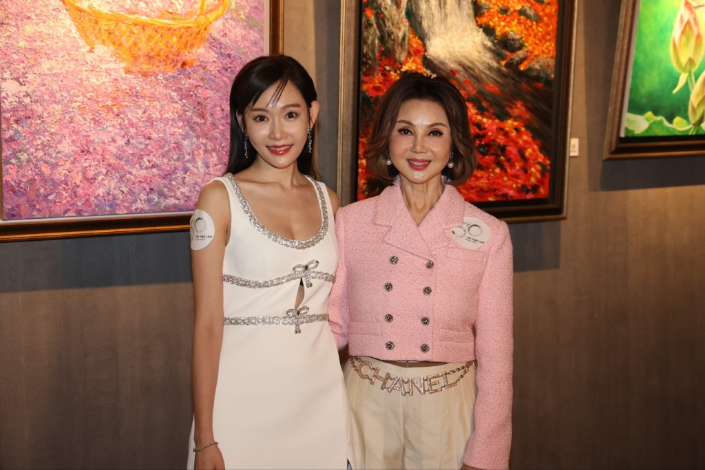  谢玲玲与赵慧珊（Aka）举行慈善画展。