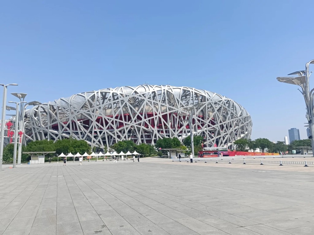 北京持续高温酷热，预计今明两日最高温度可以超过37℃。