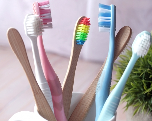 台灣一名醫生表示，無論普通牙刷或電動牙刷，建議最遲3個月要更換。unsplash圖片