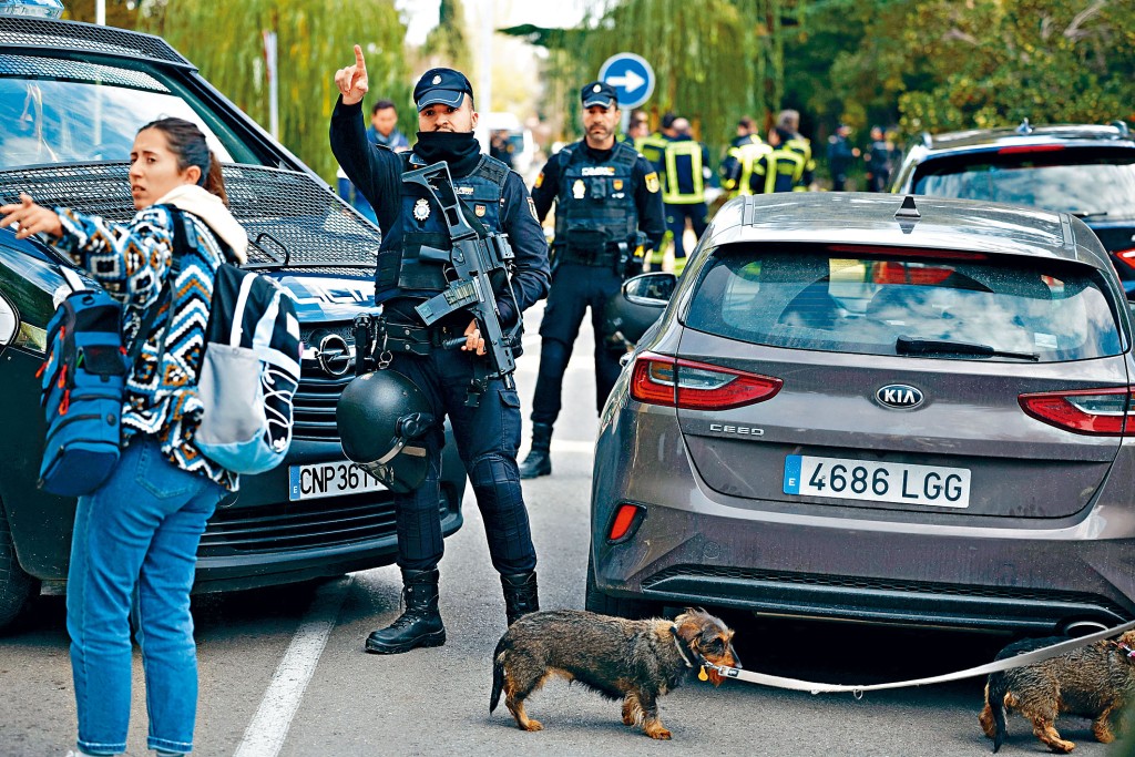 烏克蘭駐馬德里大使館周三發生郵包炸彈爆炸後，大批警員到場調查。