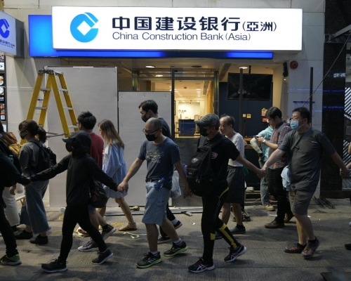 示威者抗議《禁蒙面法》