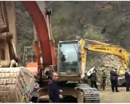 有採礦工人偷用炸藥來採礦。 網上圖片
