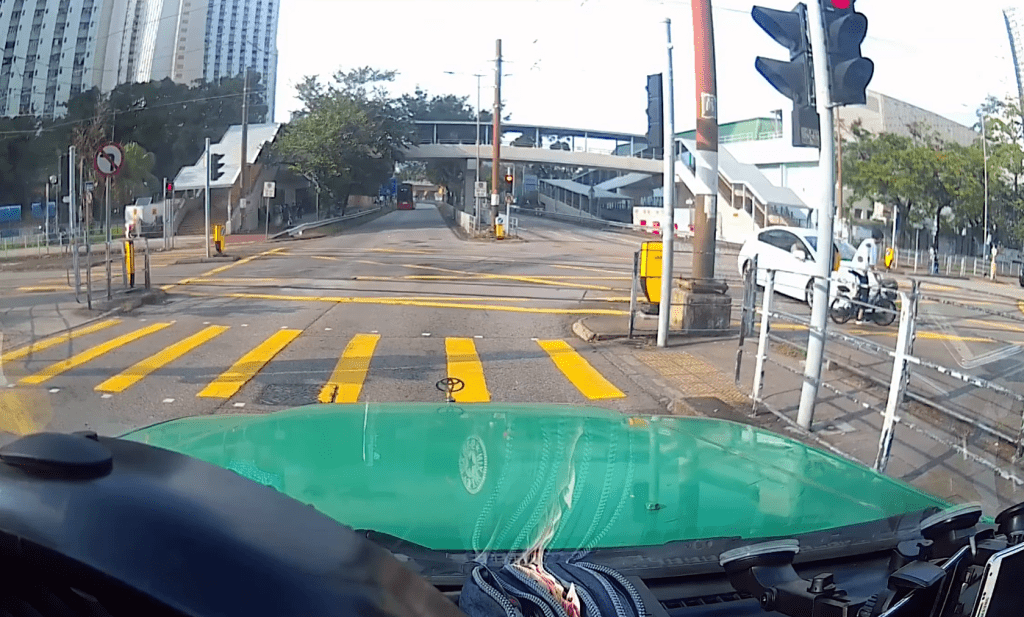 一辆私家车驰至。fb：香港交通及突发事故报料区