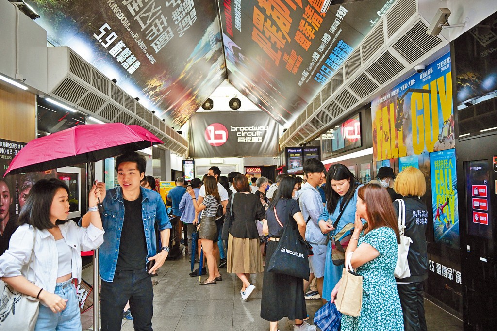 昨日是「全港戲院日」，巿區院線在黃雨下仍人頭湧湧。