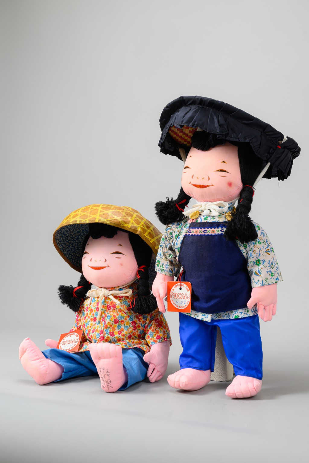 現今盲盒公仔熱潮下玩偶泛濫，昔日人手製作的洋娃娃每個獨一無二，也有濃厚人情味和故事。（圖片來源：官方圖片）