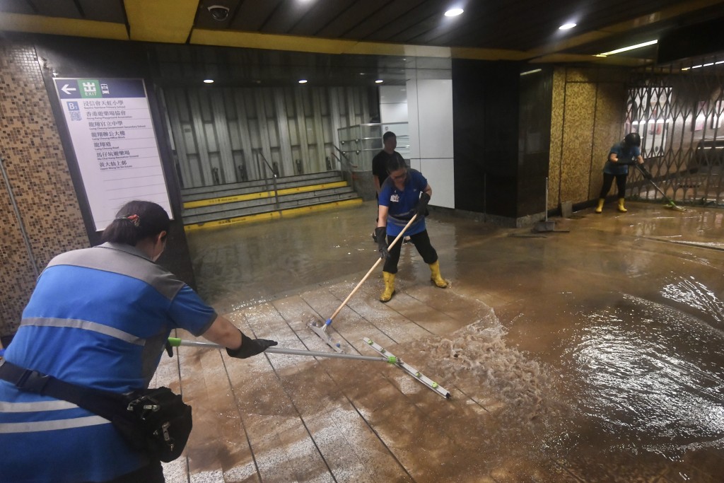 工人清理黄大山港铁站。陈极彰摄