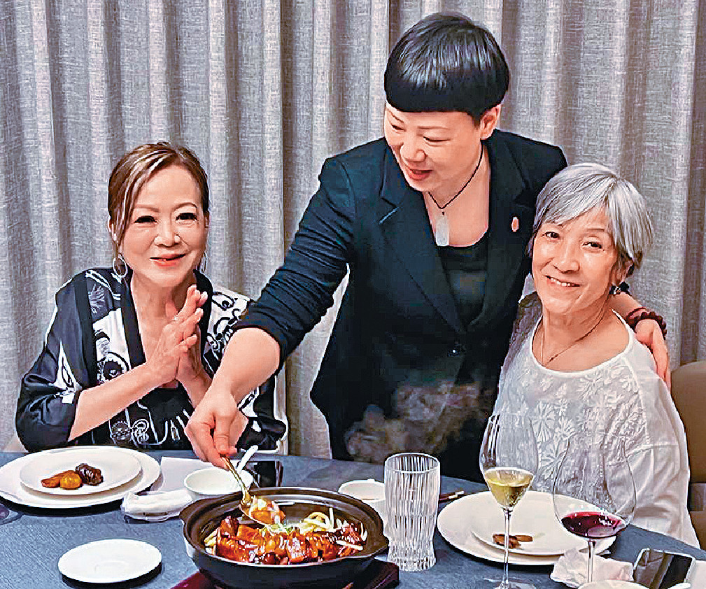 ■經理俞總為兩位女士分菜
