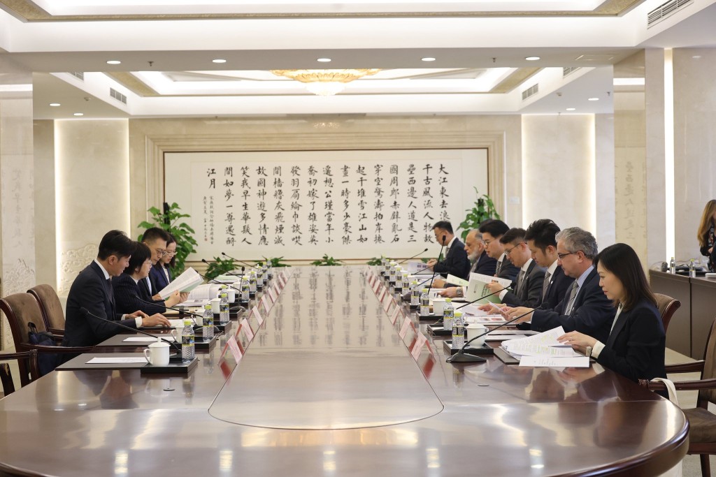 雙方就深化國際法律合作、加強涉外法治人才培養，以及香港法律專業如何更好服務國家整體外交工作等議題交流意見。香港律師會圖片