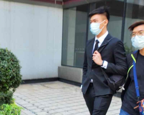 證人警員張德俊(西裝者)。劉安琪攝
